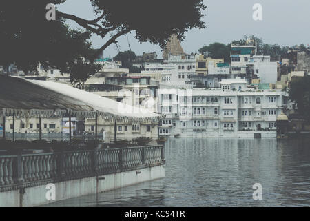 Udaipur, INDE - 15 septembre 2017 : le lac Pichola avec vue sur la city palace à Udaipur, Rajasthan, Inde Banque D'Images