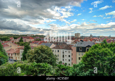 Vue aérienne de la vieille ville de Metz, belle ville française. verdure de la ville, en face des multiples facedes de bâtiments anciens. Banque D'Images