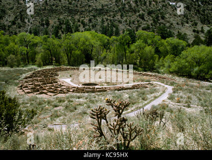 Tyuonyi ruine, Bandelier National Monument, New Mexico, USA : un pueblo Anasazi de 2-3 étages & c 400 chambres construit autour d'une plaza. Banque D'Images