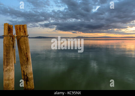 Coucher de soleil sur le lac Trasimène en automne à partir de la Magione en Ombrie, Italie. Banque D'Images