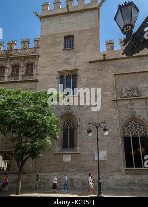 Vue extérieure du niveau de la rue de la Lonja de la Seda (llotja de la Seda), Valencia, Espagne, Europe. La Lonja de la Seda est une grande cité médiévale bu Banque D'Images