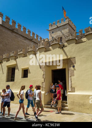 Les touristes à la Lonja de la Seda (llotja de la Seda), Valencia, Espagne, Europe. La Lonja de la Seda est un grand édifice médiéval qui house Banque D'Images