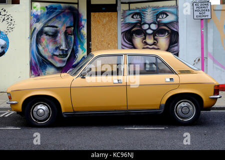 Un vieux british austin allegro voiture garée dans la rue england uk Banque D'Images