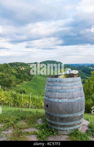 Les pots avec du raisin et bougie sur tonneau en bois près de vignoble sur la route des vins du sud de la Styrie en Autriche Banque D'Images