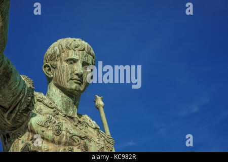 César Auguste, premier empereur de Rome antique. ancienne statue en bronze dans le forum impérial (avec copie espace) Banque D'Images