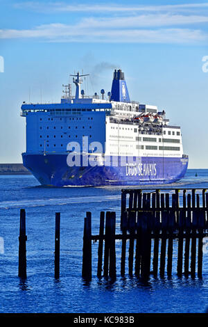North Shields DFDS North Sea ferry Princess Seaways passant par Tynemouth et South Shields Banque D'Images