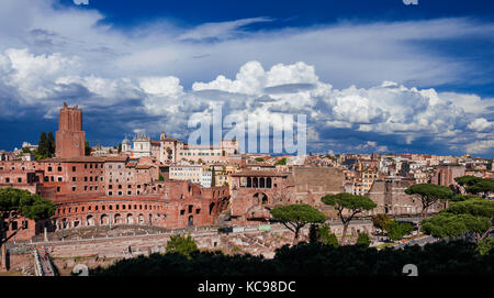 Forums impériaux ruines (auguste et forum de Trajan) Vue du dessus avec ses anciens monuments dans le centre historique de Rome Banque D'Images