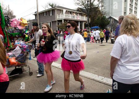 Baton Rouge, Louisiane, USA - 2016 : les gens regardent une parade lors des célébrations du Mardi gras. Banque D'Images