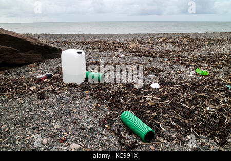 Le plastique et d'autres débris échoués sur la plage d'Fleswick Bay près de St Bees, Cumbria, Royaume-Uni Banque D'Images