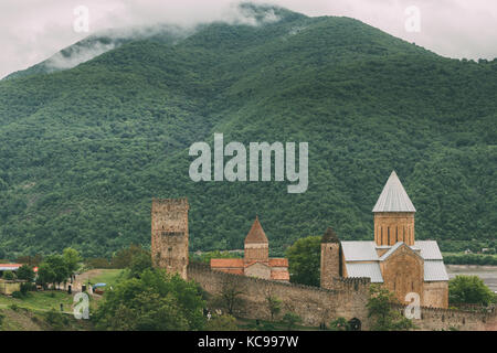 Église de château Ananuri complexes en Géorgie, à environ 72 kilomètres de Tbilissi. célèbre patrimoine historique culturel.. endroit populaire. Banque D'Images