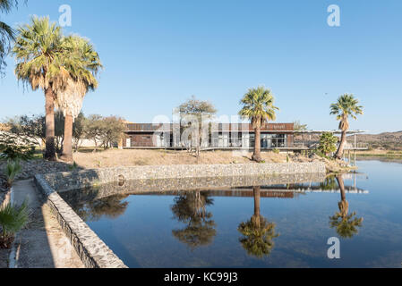 Gross barmen, Namibie - 4 juillet 2017 : le barrage avec le restaurant dans le dos à gross barmen, près de Okahandja dans la région de Namibie otjozondjupa Banque D'Images