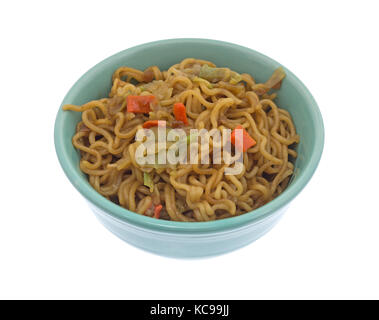 Une portion de nouilles ramen saveur de boeuf dans un bol isolé sur un fond blanc. Banque D'Images