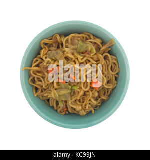 Vue de dessus d'une portion de nouilles ramen saveur de boeuf dans un bol isolé sur un fond blanc. Banque D'Images