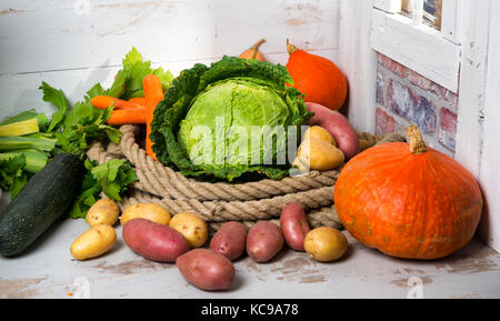 Variété de légumes crus à la cuisine un pot-au-feu Banque D'Images