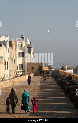 ESSAOURIA, MAROC - 11 MAI : des personnes non identifiées se promo au coucher du soleil sur les remparts, à Essaouira, au Maroc Banque D'Images