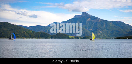 Yachts à voile sur le lac de Mondsee en Autriche Banque D'Images