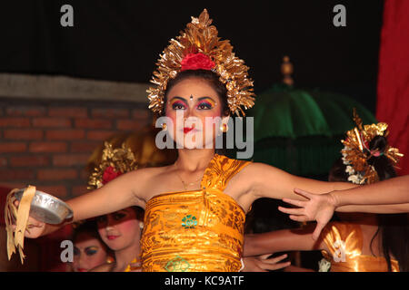 BALI, INDONÉSIE, le 11 AOÛT 2014 : la danse traditionnelle balinaise Legong est exécutée par la troupe de Jaya Semara dans le village de Sebatu.Danses balinaises i Banque D'Images