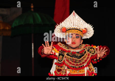 BALI, INDONÉSIE, le 11 AOÛT 2014 : la danse traditionnelle balinaise Legong est exécutée par la troupe de Jaya Semara dans le village de Sebatu.Danses balinaises i Banque D'Images