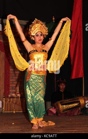 BALI, INDONÉSIE, le 11 AOÛT 2014 : la danse traditionnelle balinaise Legong est exécutée par la troupe de Jaya Semara dans le village de Sebatu.Danses balinaises i Banque D'Images