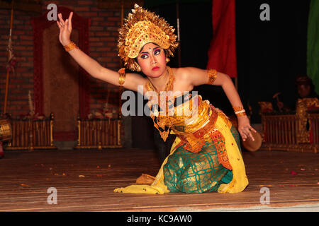 BALI, INDONÉSIE, le 11 AOÛT 2014 : la danse traditionnelle balinaise Legong est exécutée par la troupe de Jaya Semara dans le village de Sebatu.Danses balinaises i Banque D'Images