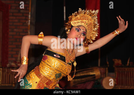 BALI, INDONÉSIE, le 11 AOÛT 2014 : la danse traditionnelle balinaise Legong est exécutée par la troupe de Jaya Semara dans le village de Sebatu.Danses balinaises i Banque D'Images