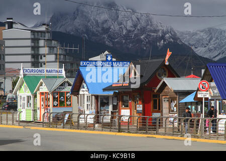 USHUAIA - 2 JANVIER 2014 : excursions vendant des maisons dans le port d'Ushuaia.Ushuaia est décrite comme la ville la plus méridionale du monde par le Secr Banque D'Images