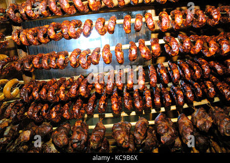 Saucisses fumées (fumeiro) au Rio de Onon. Parque Natural de Montesinho, Portugal Banque D'Images