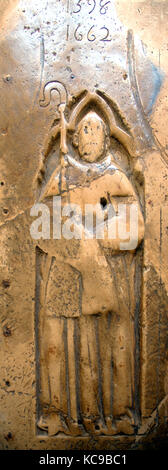 Un tombeau médiéval dans le monastère d'Alcobaça, site classé au patrimoine mondial de l'UNESCO. Alcobaça, Portugal Banque D'Images