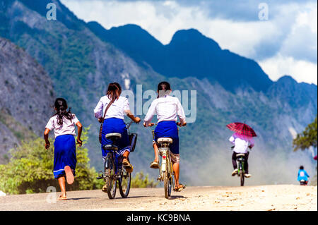 Le Laos. Province de Vang Vieng. Vang Vieng. Les enfants quittent l'école Banque D'Images