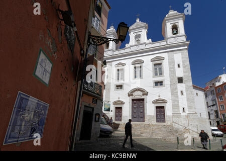 LISBONNE, Portugal, 5 avril 2017 : église de Sao Miguel à Alfama.Alfama est le plus ancien quartier de Lisbonne, s'étendant sur les pentes entre le Sao Jorge Banque D'Images