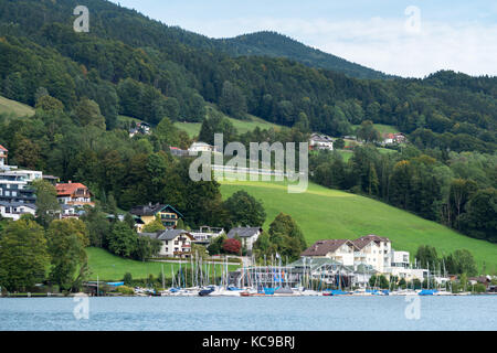 Yachts Amarrés sur le lac de Mondsee en Autriche Banque D'Images