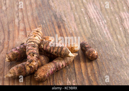 Le topinambour sur une table en bois. selective focus Banque D'Images