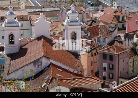 LISBONNE, Portugal, 5 avril 2017 : toits et église Sao Miguel à Alfama.Alfama est le plus ancien quartier de Lisbonne, s'étendant sur les pentes entre le Banque D'Images