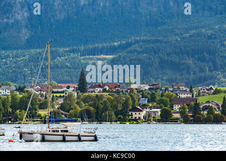 Yachts amarrés au lac de Mondsee en Autriche Banque D'Images