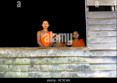 Le Laos. Province de Champassak. Village rural. Les moines novices Banque D'Images