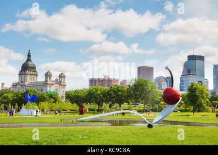 Minneapolis - 14 juin : le spoonbridge and cherry au Minneapolis Sculpture Garden le 14 juin 2014 à Minneapolis, MN. c'est l'un des plus grands ur Banque D'Images