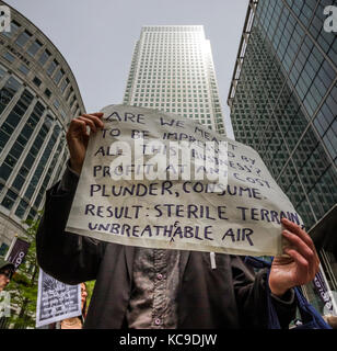 "Ils nous doivent' contre de Canary Wharf à l'Est de Londres voit activistes du climat inscrivez-vous anti-capitalistes pour occuper l'un des quartiers financiers clés des villes. Banque D'Images