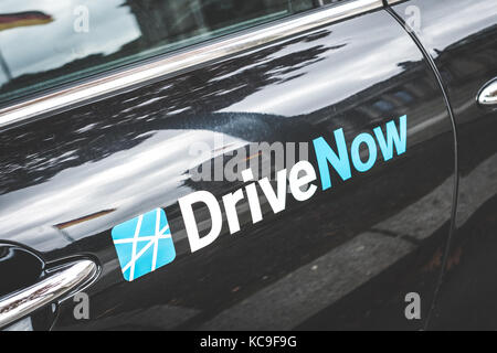 Berlin, Allemagne - circa 2017 septembre : 'DriveNow' logo sur une porte de voiture à Berlin. RiveNow «' est une entreprise d'auto-partage la propriété de BMW. Banque D'Images