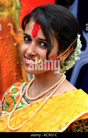 Sindoor Khela (Amitayu) Le dernier rituel pour les femmes mariés Bengali sur Vijayadashami Durga puja Calcutta Inde Bengale Ouest Banque D'Images