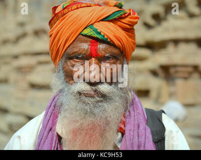 Très vieux saivite sadhu avec le turban orange et la marque rouge de tilaka sur son front Banque D'Images