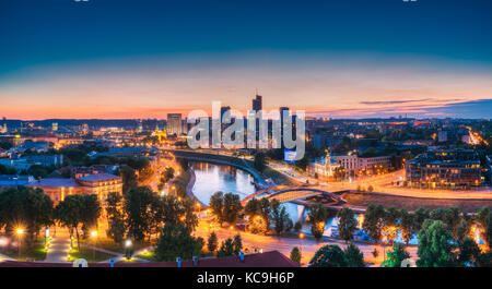Vilnius, Lituanie, Europe de l'Est. immeubles de bureaux modernes gratte-ciel du quartier des affaires du centre-ville nouvelle en shnipishkes nuit illuminations. panor Banque D'Images