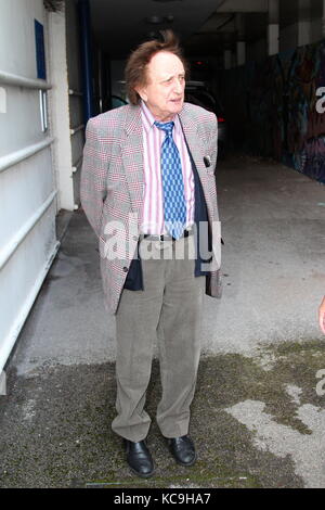 Ken Doddy arrivant au théâtre venue Cymru Wales Llandudno Banque D'Images