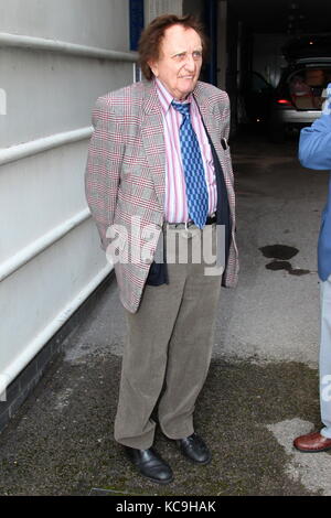 Ken Doddy arrivant au théâtre venue Cymru Wales Llandudno Banque D'Images