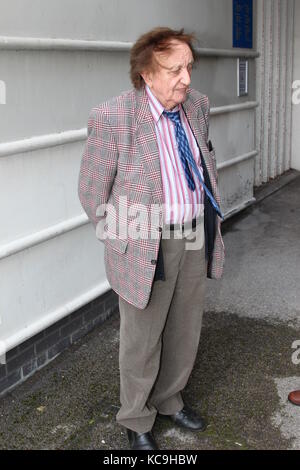 Ken Doddy arrivant au théâtre venue Cymru Wales Llandudno Banque D'Images