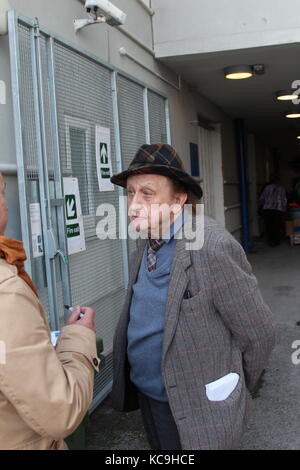 Ken Doddy arrivant au théâtre venue Cymru Wales Llandudno Banque D'Images