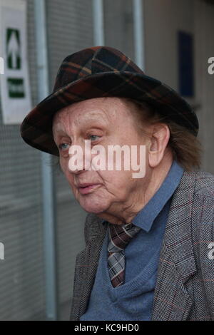 Ken Doddy arrivant au théâtre venue Cymru Wales Llandudno Banque D'Images