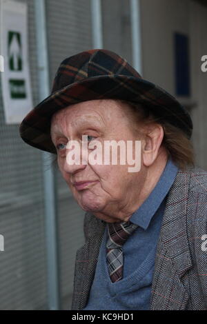 Ken Doddy arrivant au théâtre venue Cymru Wales Llandudno Banque D'Images