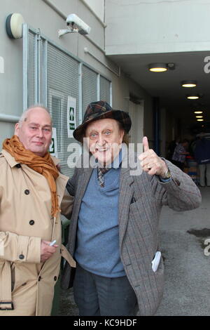 Ken Doddy arrivant au théâtre venue Cymru Wales Llandudno Banque D'Images