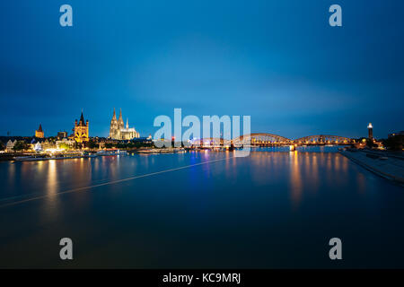 Vue de nuit sur st. Martin Eglise et la cathédrale de Cologne et de pont hohenzollern, Allemagne. L'Europe. Le patrimoine mondial - un catholique cathédrale gothique. pa Banque D'Images