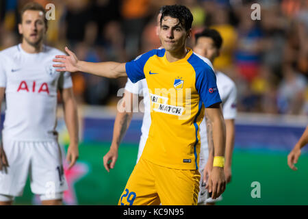 Nicosie, Chypre - Semptember 26, 2017 : Le joueur de l'APOEL NICOSIE Praxitelis Vouros en action au cours de l'UEFA Champions League match entre l'APOEL NICOSIE VS Tottenham Ho Banque D'Images